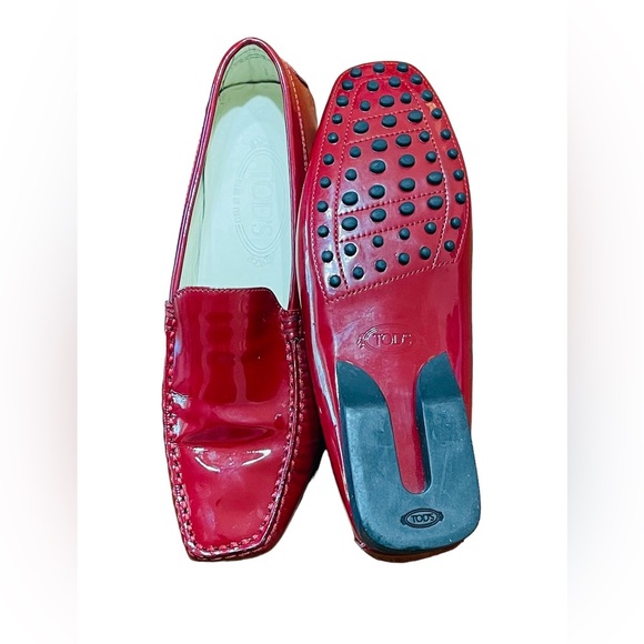 Tod’s Red Patent Leather Loafer Moccasin Driving Shoe Size 38 / 8 Shiny Low Heel - Picture 4 of 10